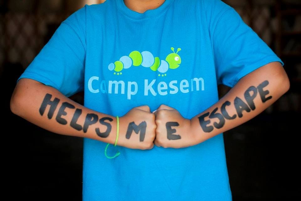 Person in Camp Kesem shirt: "HELPS ME ESCAPE