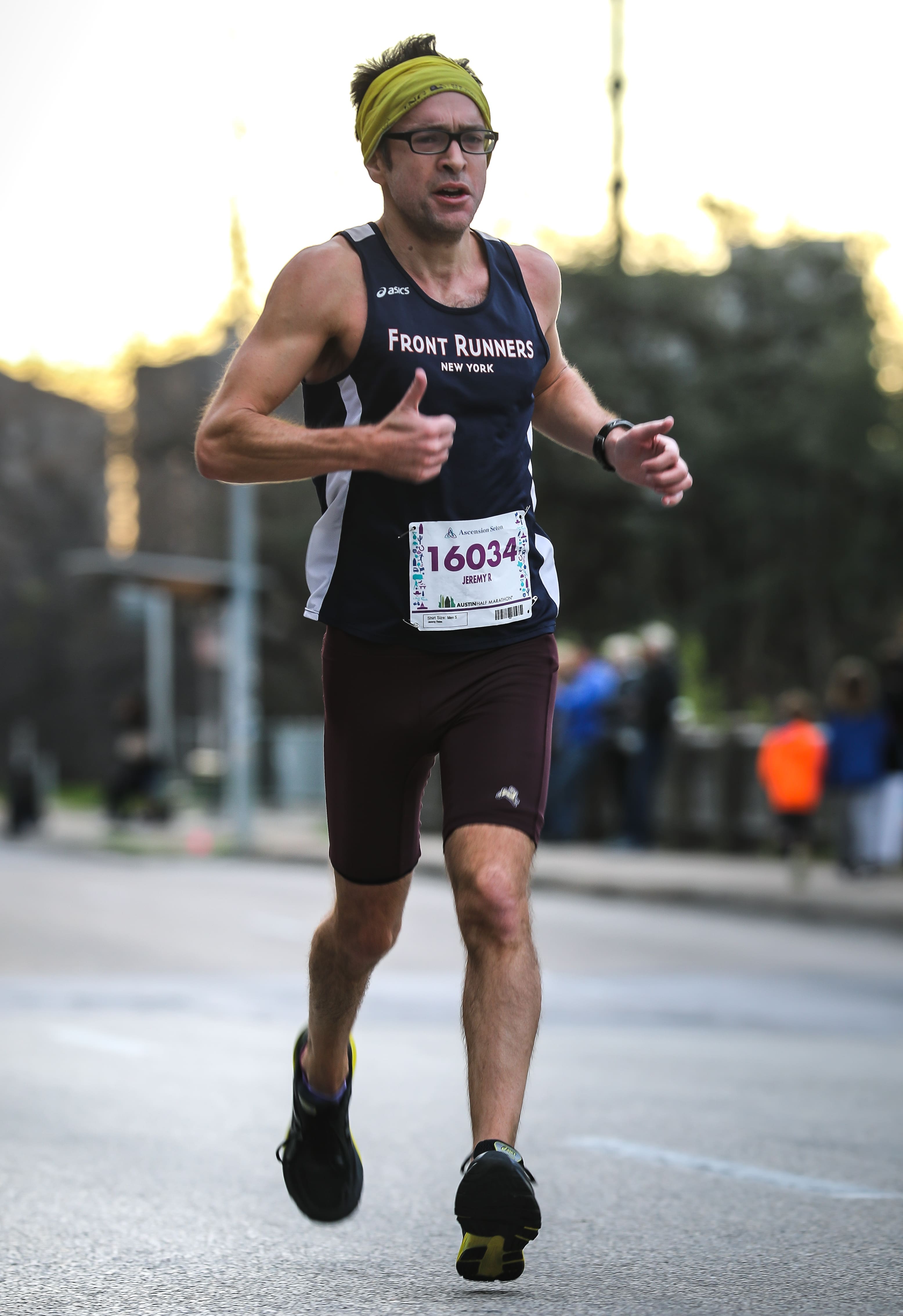 Runner runs relaxed during the Austin Half Marathon, one of our tips to run your best!