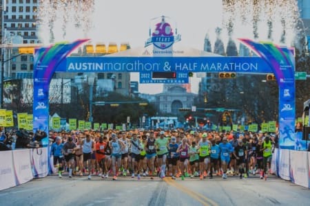 Crowd of runners at Austin Marathon start